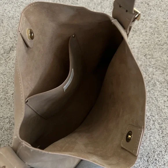 Elegant Tan Shoulder Bag - Picture 6 of 7